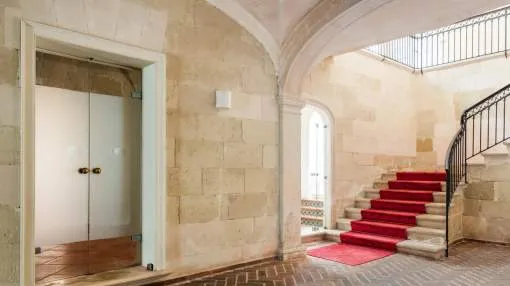 Several exclusive rooms with patio in a historic palace in Mahon, Menorca